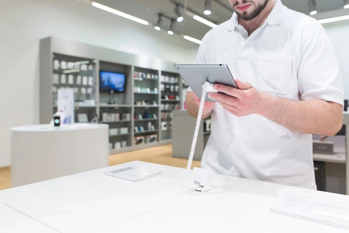 Técnico revisando tablet en tienda de venta de equipos tecnológicos Tecnic Nicaragua