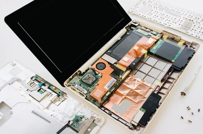 Laptop abierta mostrando componentes internos durante reparación de dispositivos en Tecnic Nicaragua
